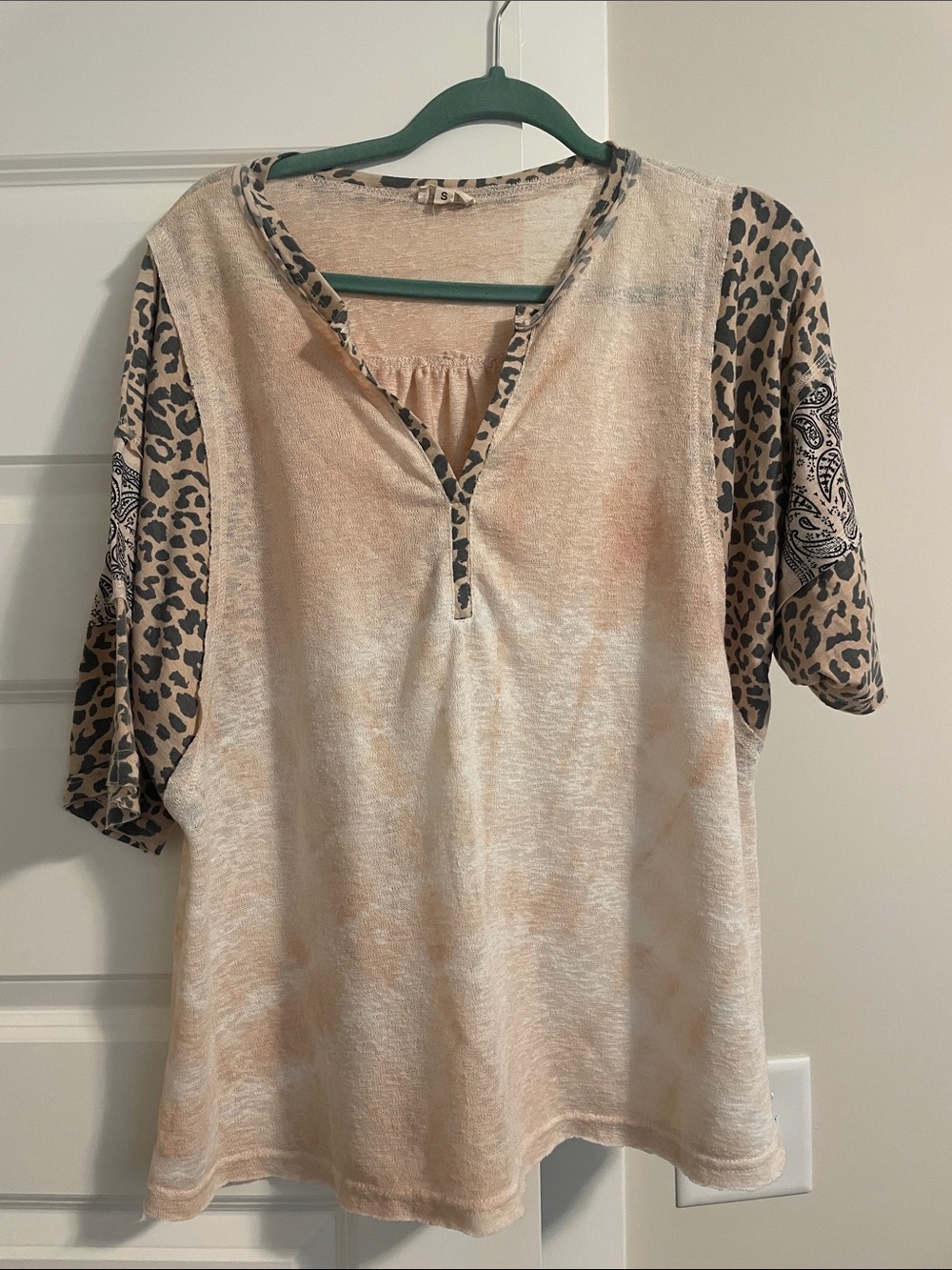 Women’s Cream/peach grey Leopard-Accent Henley Top